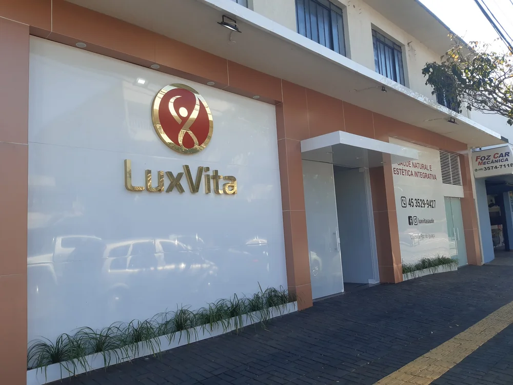 Fachada real da LUXVITA em Foz do Iguaçu, com a marca dourada na entrada